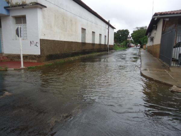 Alagamento na Rua Jo&atilde;o Dantas, no Centro.(Imagem:FlorianoNews)