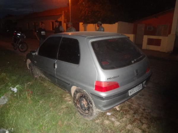 Carro &eacute; abandonado no centro de Floriano.(Imagem: FlorianoNews)