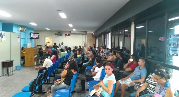 Trabalhadores buscam vagas de emprego no Sine-PI.(Imagem:Gilcielene Ara&uacute;jo/ G1)