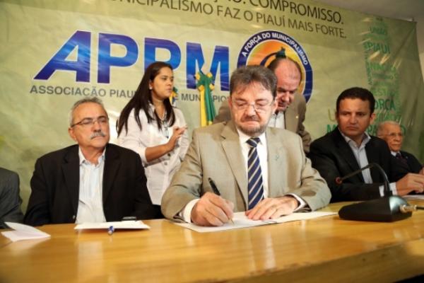 Wilson Martins entrega veículos e reforça saúde nos municípios