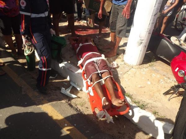Motoqueiro colidiu contra um poste em Parna&iacute;ba.(Imagem: Gl&aacute;ucio J&uacute;nior/litoralnoticias.com.br)