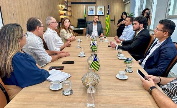 Deputado Dr. Francisco Costa participa de reunião para cessão de escola à UFPI em Floriano(Imagem:Reprodução/Instagram)