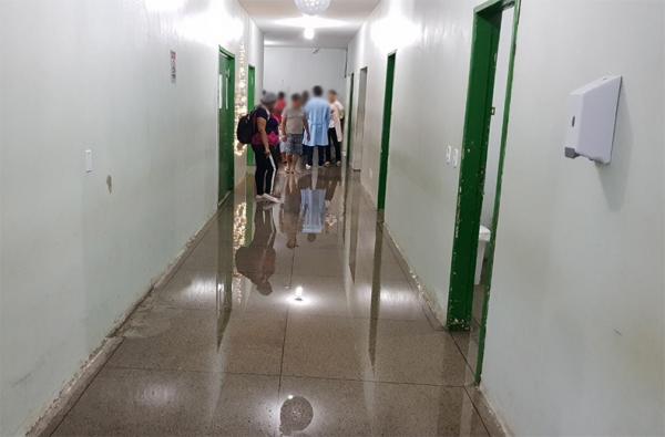 Corredores do Hospital Regional Tib&eacute;rio Nunes ficaram alagados.(Imagem:Divulga&ccedil;&atilde;o)