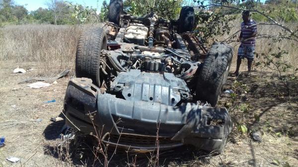 Carro s10 ap&oacute;s o capotamento(Imagem:Divulga&ccedil;&atilde;o/PRF)