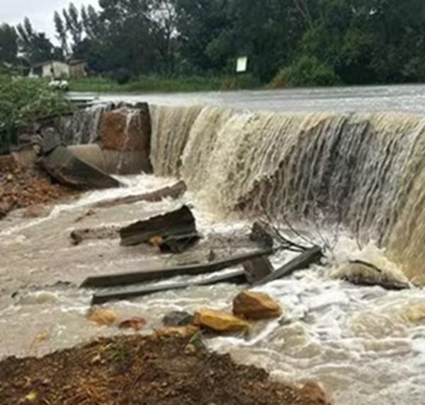 Casas desabam e rodovia PI-135 fica parcialmente destruída após forte chuva em Guadalupe, no PI