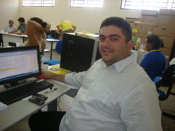 Dir. do Campus da UFPI de Floriano Edson Cavalcante, durante o Preg&atilde;o Eletr&ocirc;nico(Imagem:Amarelinho)