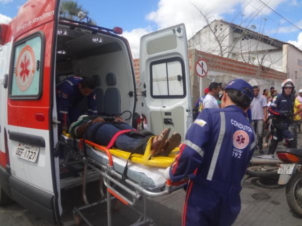 Acidente entre duas motos deixa uma pessoa ferida no Centro de Floriano.(Imagem:FlorianoNews)