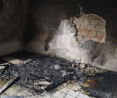 Incêndio destrói quarto e morador acorda com fogo em colchão; celular seria causa
