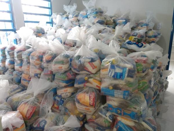 Prefeitura de Floriano inicia entrega de cestas básicas