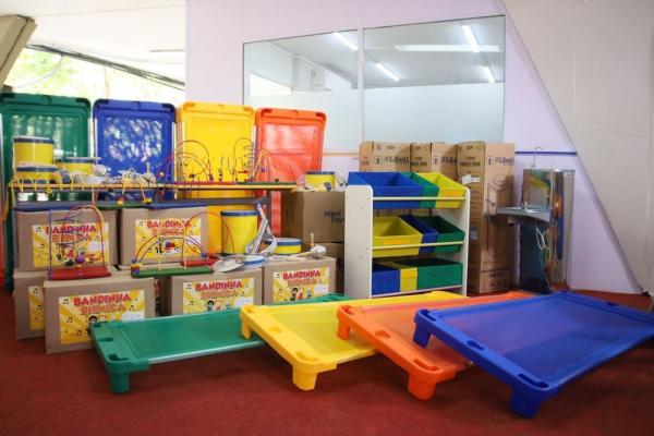 Primeira-dama Isabel Fonteles e secret&aacute;rio da Educa&ccedil;&atilde;o entregam Kit Creche para Angical do Piau&iacute;(Imagem:Divulga&ccedil;&atilde;o)