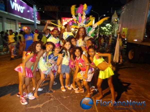 Cores, brilhos e samba no p&eacute; marcaram os desfiles das escolas de samba.(Imagem: FlorianoNews)