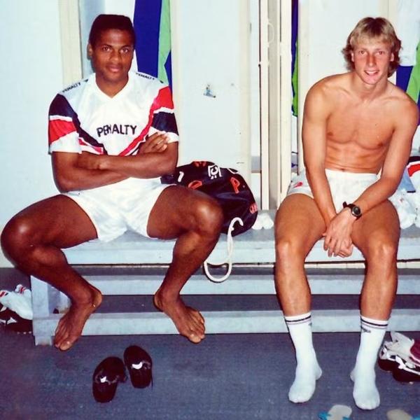 Jura ao lado do ex-zagueiro Ronald&atilde;o nos tempos de S&atilde;o Paulo.(Imagem: Arquivo Pessoal)