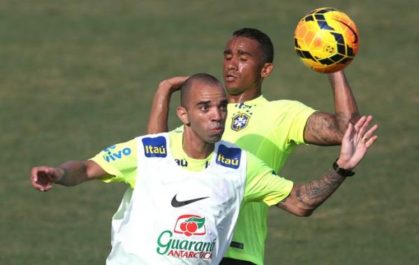 Tardelli disputa bola em treino da Sele&ccedil;&atilde;o. Estreia, h&aacute; seis anos, foi com Dunga.(Imagem:Bruno Domingos / Mowa Press)