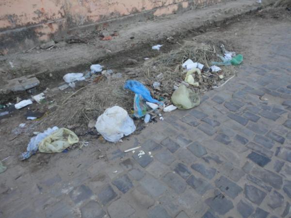 Entulho e lixo nas ruas, uma rotina em Floriano. FlorianoNews(Imagem:FlorianoNews)