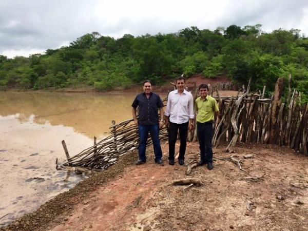 Prefeito Gilberto J&uacute;nior visita a&ccedil;udes revitalizados na zona rural.(Imagem:Secom)