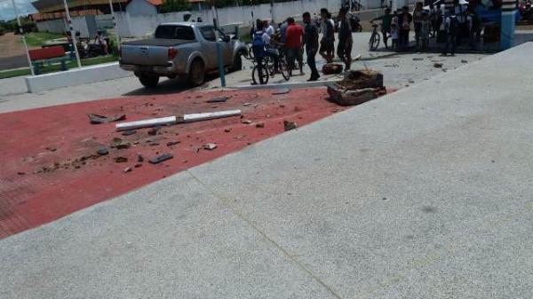  Carro desgovernado invade pra&ccedil;a e destr&oacute;i monumento da cruz em Bar&atilde;o de Graja&uacute;.(Imagem:Divulga&ccedil;&atilde;o)