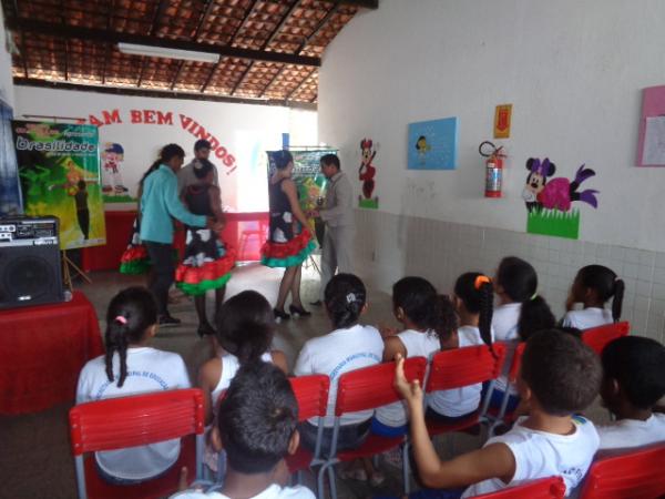 Alunos se divertem com apresentação de danças na Semana da Criança