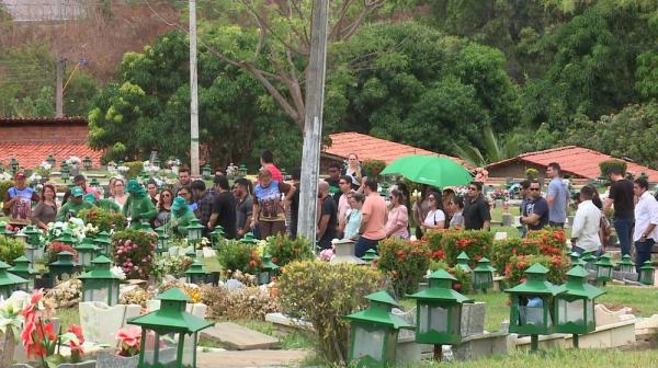 Vanessa Carvalho, de 28 anos, foi sepultada em um cemit&eacute;rio na Zona Sudeste de Teresina.(Imagem:Elbert Ribeiro / TV Clube)
