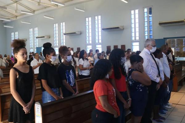 Reitor da UFPI esteve com familiares da estudante Jana&iacute;na da Silva Bezerra durante missa de s&eacute;timo dia.(Imagem: Ilanna Serena/g1 )