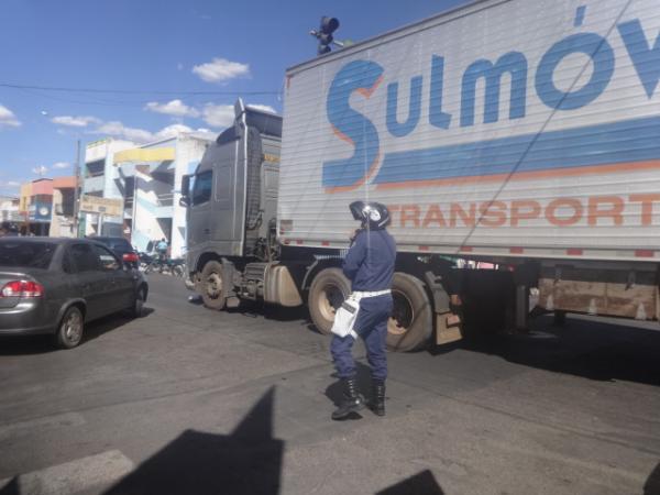 Carro capota após colidir com carreta no Centro de Floriano.(Imagem:FlorianoNews)