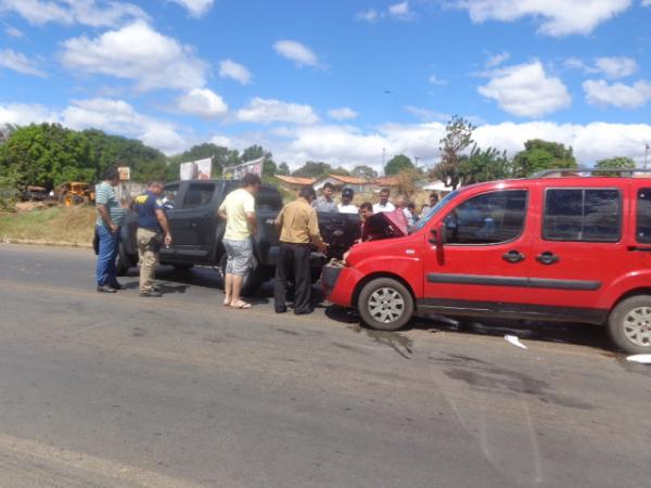 Engavetamento entre três veículos é registrado na BR-230 em Floriano.(Imagem:FlorianoNews)