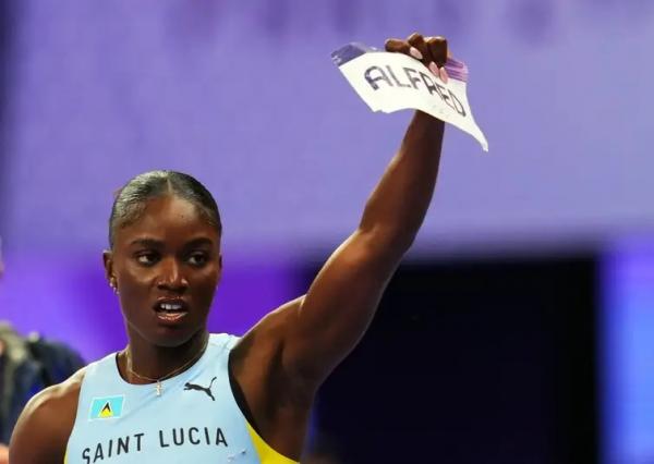 Julien Alfred, de 23 anos,conquistou o  foi ouro nos 100m rasos, a primeira medalha ol&iacute;mpica de Santa L&uacute;cia, uma pequena ilha no Caribe.(Imagem:Reuters/Aleksandra Szmigiel/Direitos Reservados)