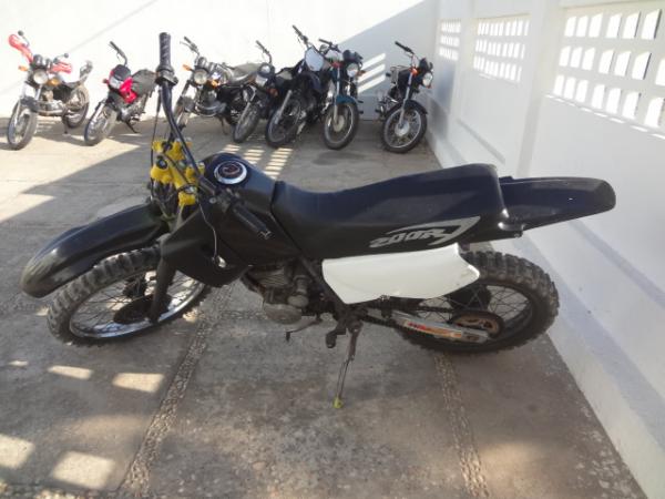 Pol&iacute;cia Militar apreende moto em situa&ccedil;&atilde;o irregular em Floriano.(Imagem:FlorianoNews)