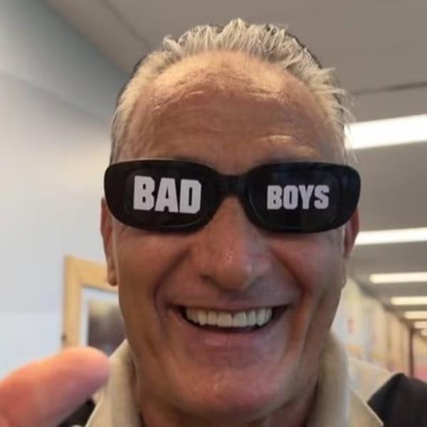Tite, do Flamengo, com &oacute;culos do filme Bad Boys.(Imagem:Reprodu&ccedil;&atilde;o)