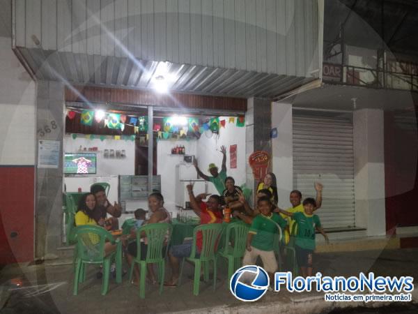 Torcedores de Floriano e Bar&atilde;o de Graja&uacute; se reuniram para assistir partida entre Brasil e Cro&aacute;cia.(Imagem:FlorianoNews)