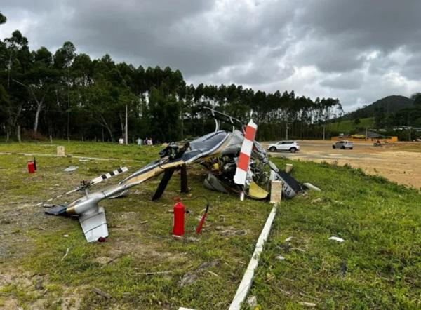 Acidente envolvendo queda de helic&oacute;ptero no munic&iacute;pio de Penha(Imagem:Divulga&ccedil;&atilde;o/Corpo de Bombeiros)