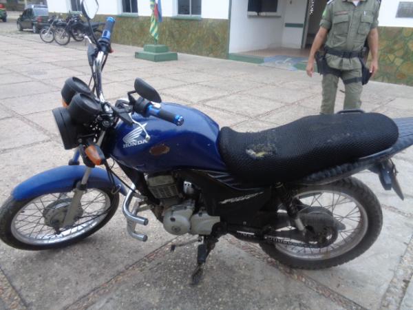 Motocicleta foi encaminhada para o p&aacute;tio do 3&ordm; BPM.(Imagem:FlorianoNews)