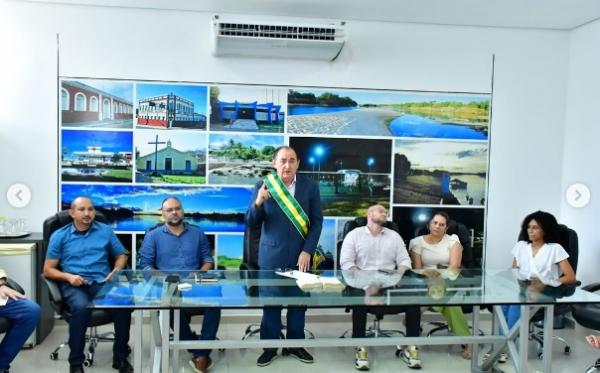 Novos servidores tomam posse em cerim&ocirc;nia conduzida pelo prefeito Ant&ocirc;nio Reis em Floriano.(Imagem:Reprodu&ccedil;&atilde;o/Instagram)