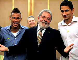 Ao lado dos Meninos da Vila, Lula parabeniza Neymar e o Santos
