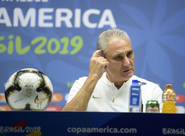 Tite faz mistério sobre escalação para final e nega saída da Seleção