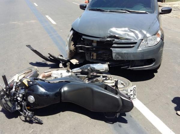 Dois ficam feridos ao trafegar de moto pela contram&atilde;o e colidir em carro.(Imagem:G1PI)