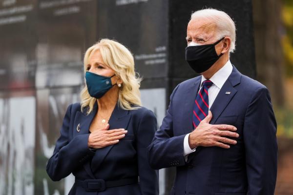 Joe Biden e sua mulher, Jill, em cerim&ocirc;nia do Dia dos Veteranos nos EUA, na cidade de Filad&eacute;lfia, na Pensilv&acirc;nia, em 11 de novembro de 2020.(Imagem: Jonathan Ernst/Reuters)