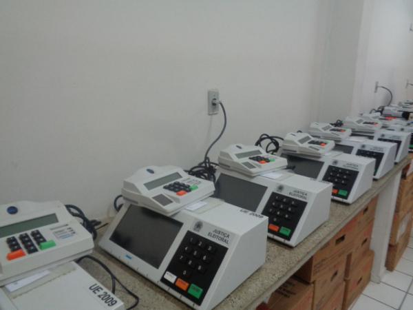 9ª Zona Eleitoral de Floriano realiza preparação das urnas para eleições municipais