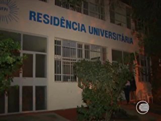 Caixa d'água vaza e alunos saem às pressas de Casa do Estudante no PI