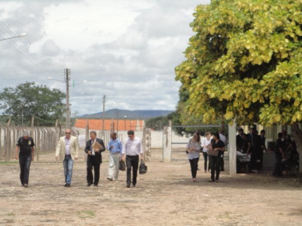 Autoridades visitaram o pres&iacute;dio(Imagem:Floriano News)