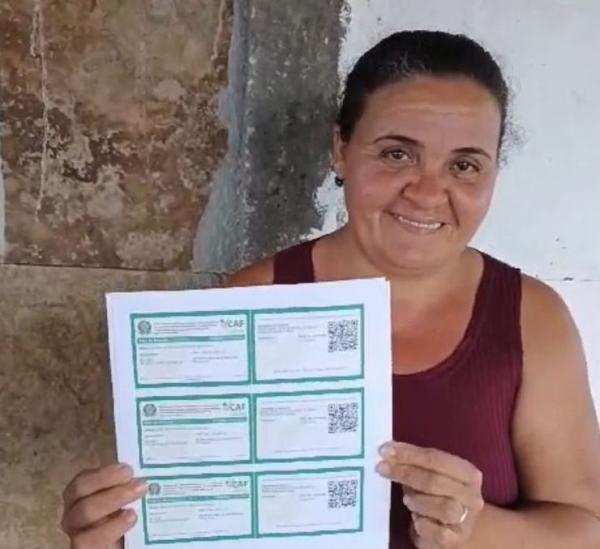 Beneficiária do Cadastro da Agricultura Familiar no Assentamento Manoel do Morro celebra a conquista