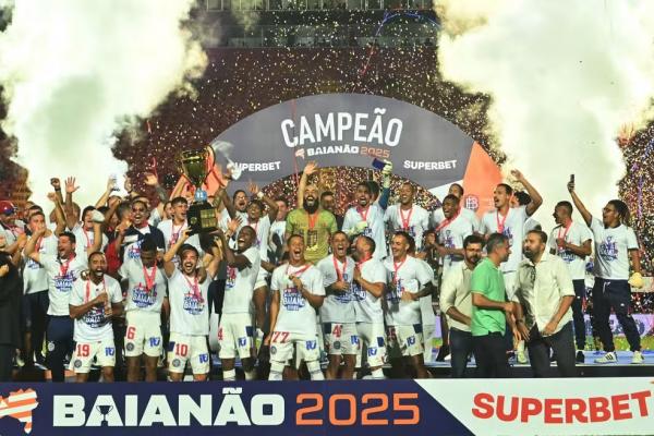 Jogadores do Bahia comemoram t&iacute;tulo baiano.(Imagem: Jhony Pinho/AGIF)