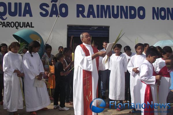 Cat&oacute;licos comemoram Domingo de Ramos. (Imagem:FlorianoNews)