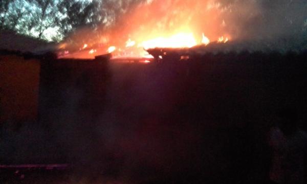 Vizinhos controlam foco de incêndio em residência no bairro Bom Lugar