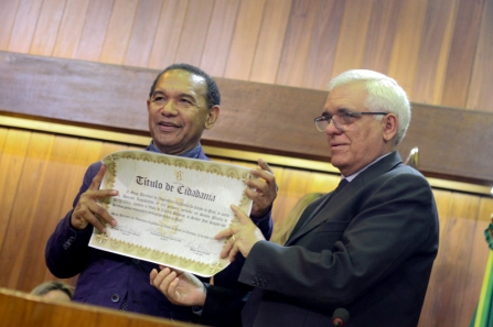Alepi entrega título de cidadania ao poeta Salgado Maranhão