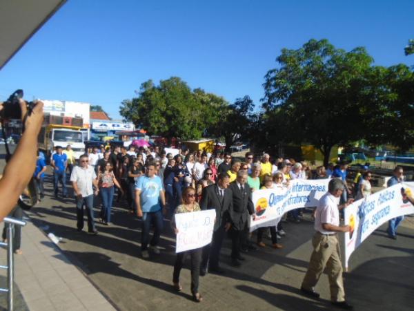 Entidades fazem manifestação contra a violência em Floriano