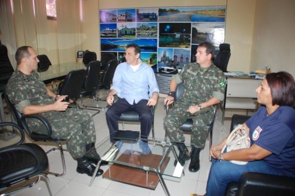 Prefeito Gilberto Júnior recebe representantes da Junta Militar em seu gabinete