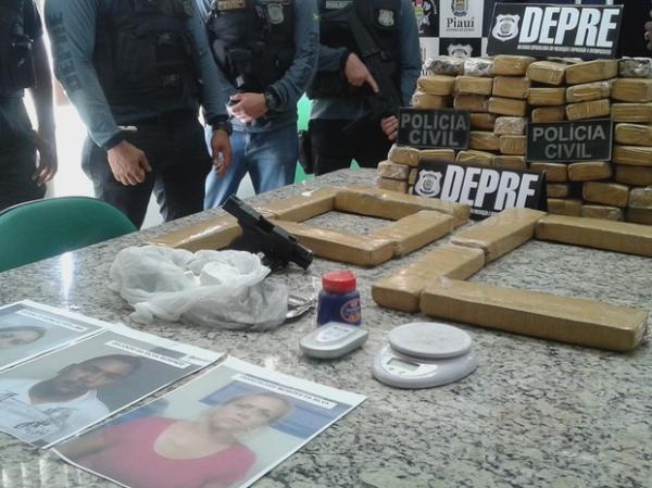 Dois dias após prisão, dupla pega com 31 tabletes de maconha é solta