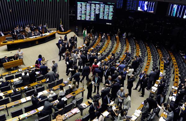Para elevar a verba do fundo eleitoral e de emendas parlamentares, o Congresso avalia fazer cortes em outras despesas, como no custeio de ministérios. Isso reduz o poder da equipe(Imagem:Reprodução)