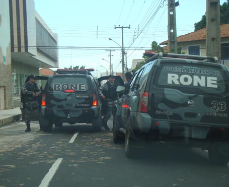 Policiais da Rone prende trio que assaltava transporte coletivo
