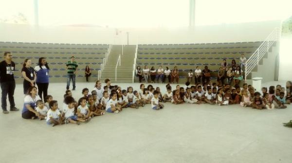 Crian&ccedil;as da educa&ccedil;&atilde;o infantil participam de espet&aacute;culo de teatro na arena SESC.(Imagem:FlorianoNews)